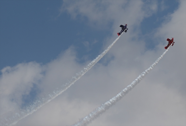 Akrobasi pilotu baba-kız uçaklarıyla gösteri yaptı